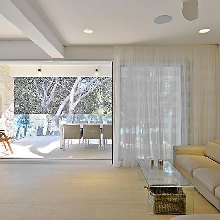 Chiponsky One - 5 Star Beachfront Property Бол Екстер'єр фото