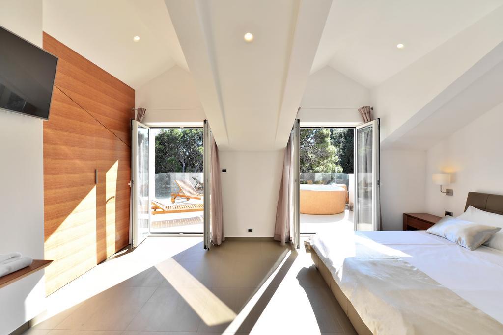 Chiponsky One - 5 Star Beachfront Property Бол Екстер'єр фото